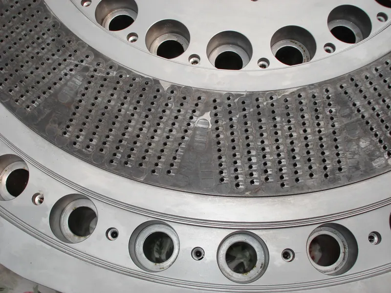 Working surface detail on a pelletizing die plate
