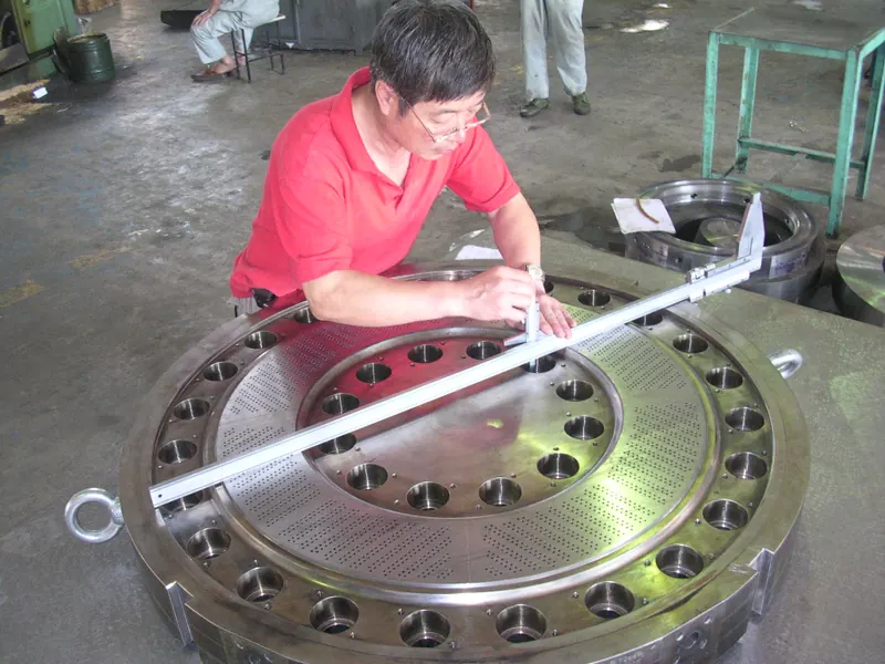 Measuring a full-density polyethylene die plate across the die face
