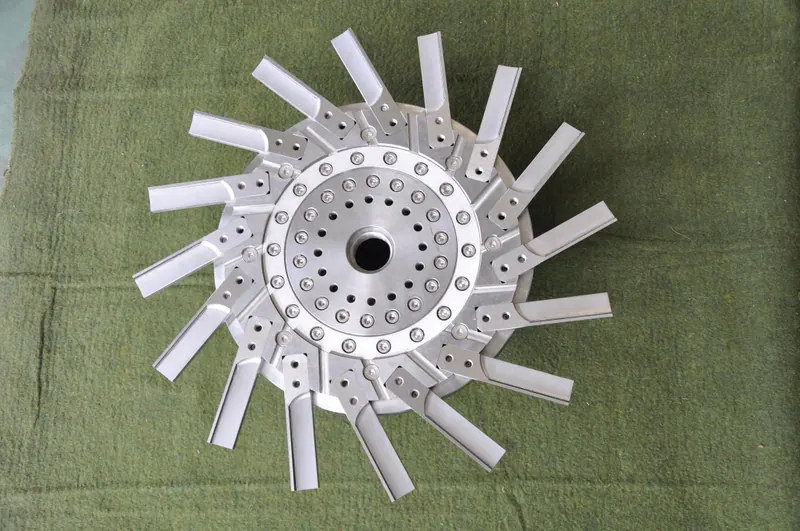 Pelletizer cutter hub with multiple installed pelletizing knives